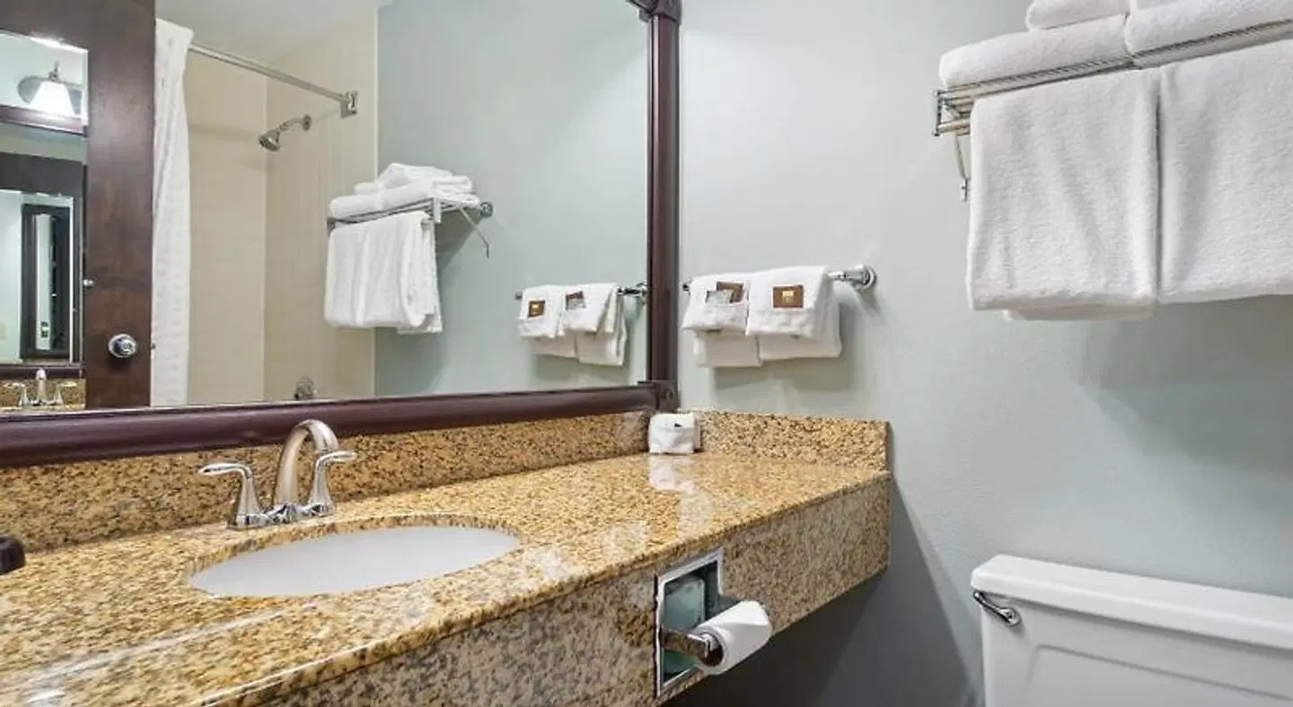Best Western Plus Ahtanum Inn Badezimmer