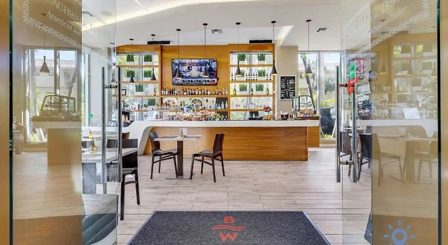 Beachwalk Elite Hotels and Resorts Bar