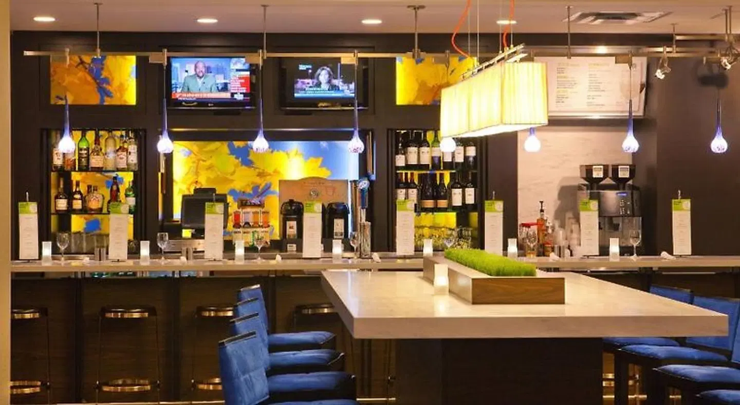 Courtyard by Marriott Alexandria Pentagon South Bar