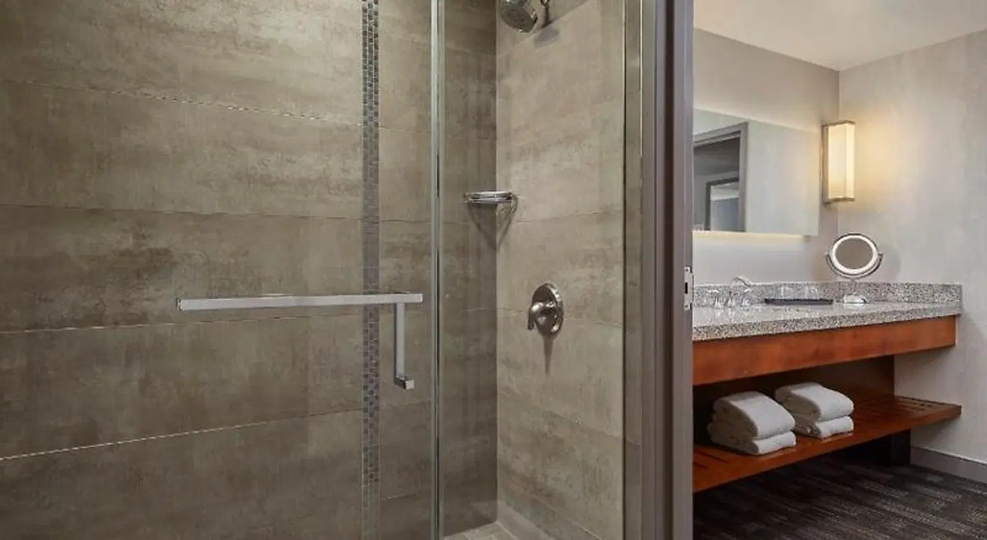 Loews Hollywood Hotel Badezimmer