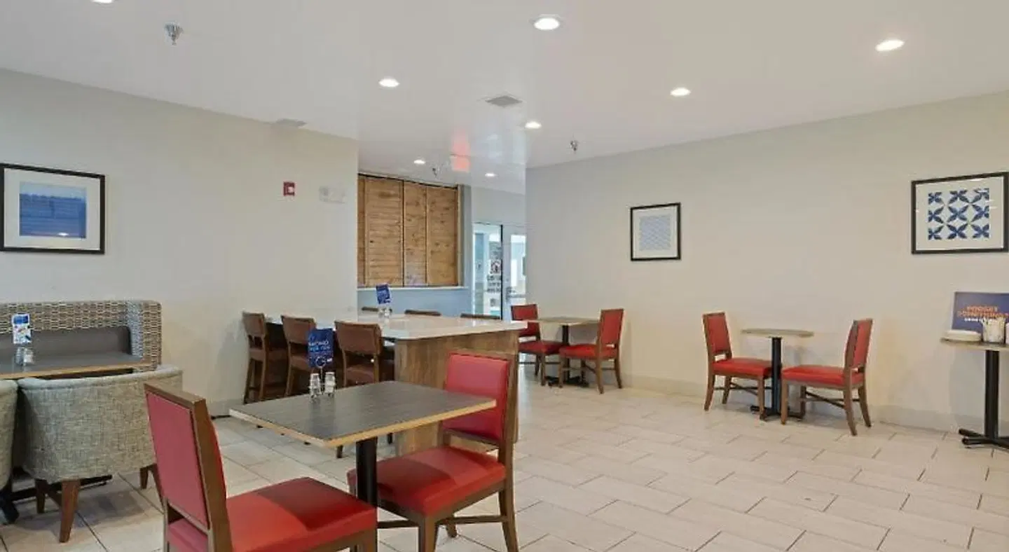 Holiday Inn Express & Suites Torrington by IHG Bar