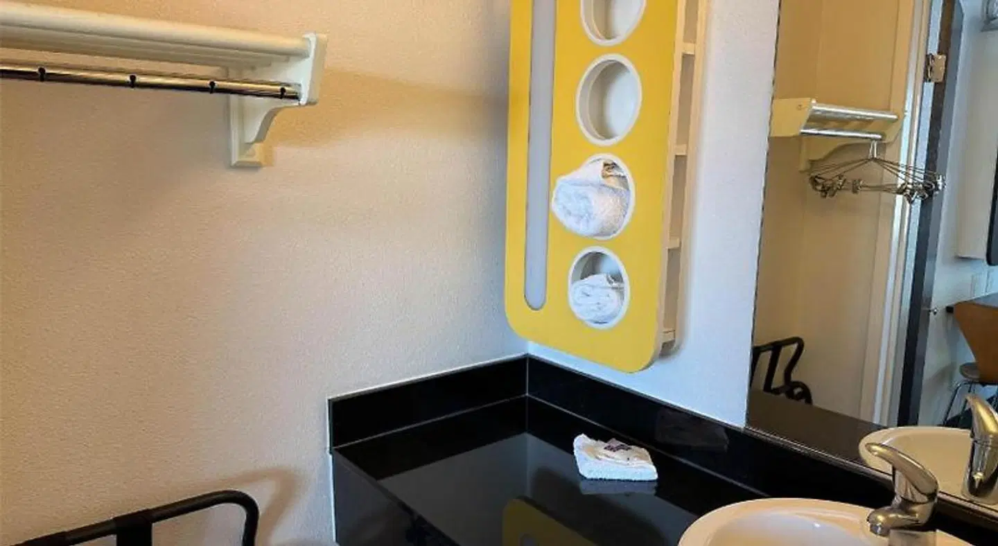 Studio 6 Suites Las Vegas, NV - Tropicana Badezimmer