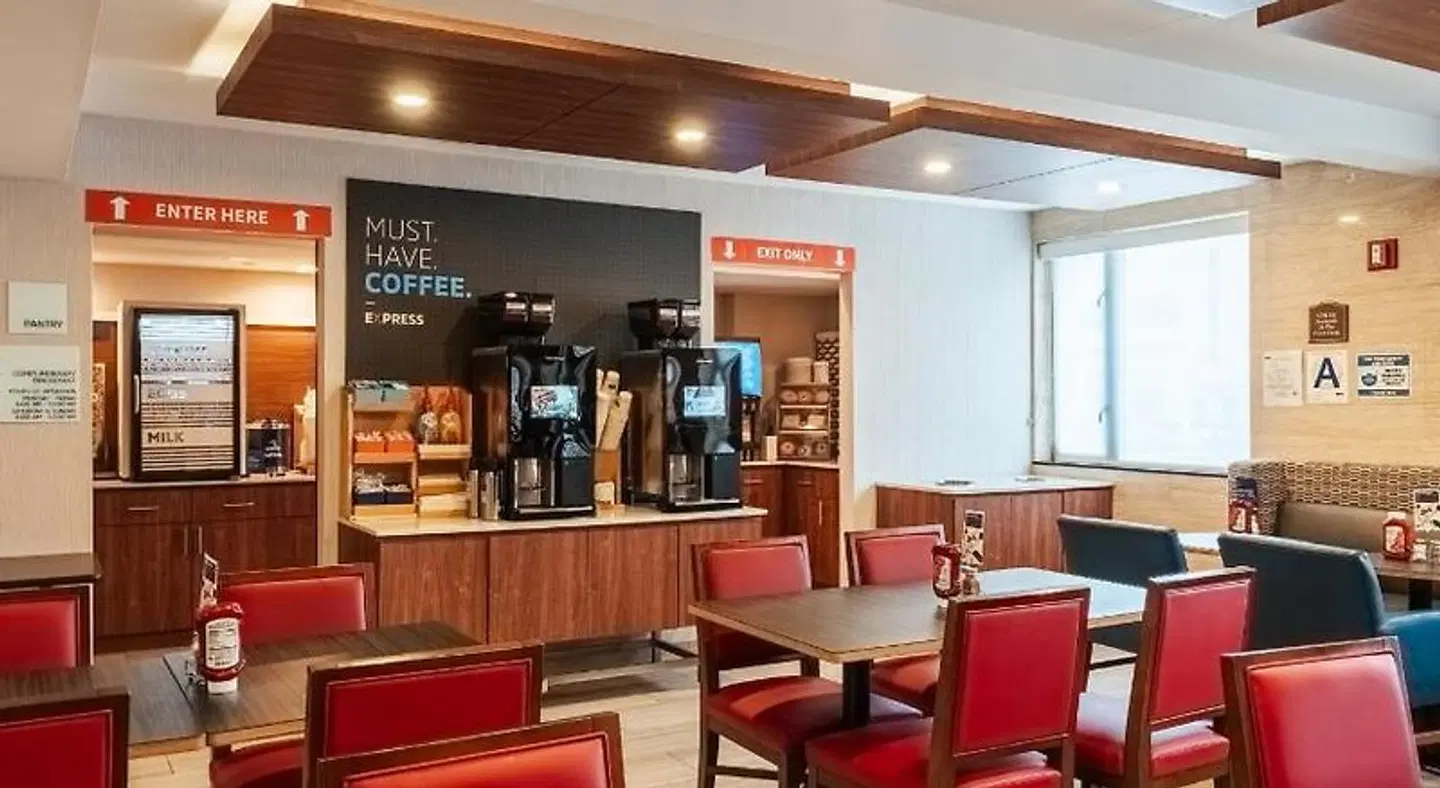 Holiday Inn Express Queens - Maspeth by IHG Bar
