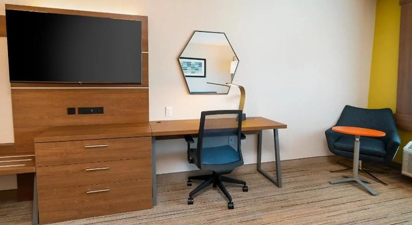 Holiday Inn Express & Suites Las Vegas - E Tropicana by IHG MODEL_IMPRESSION