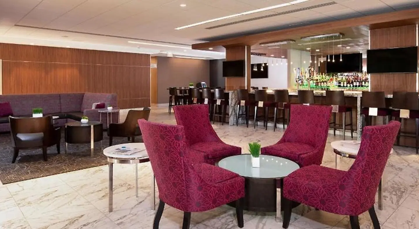 Holiday Inn Washington College Park Bar