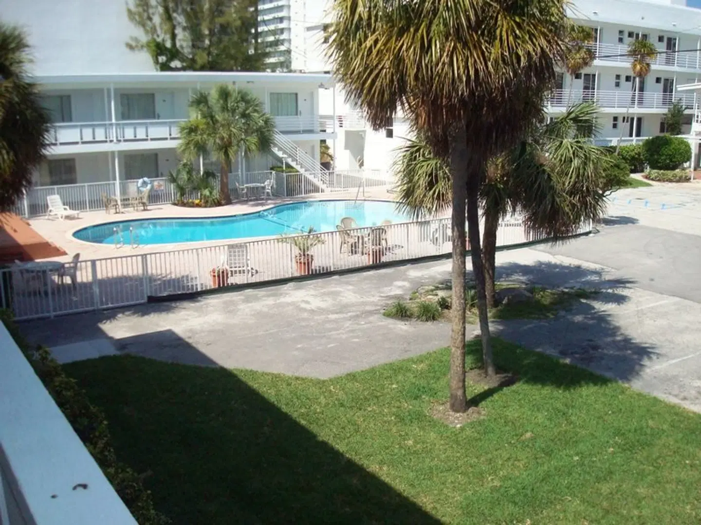 Collins Hotel OUTDOOR_POOL