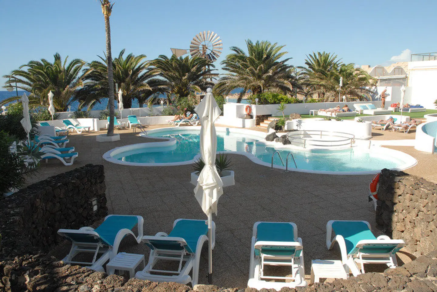 Neptuno Suites OUTDOOR_POOL