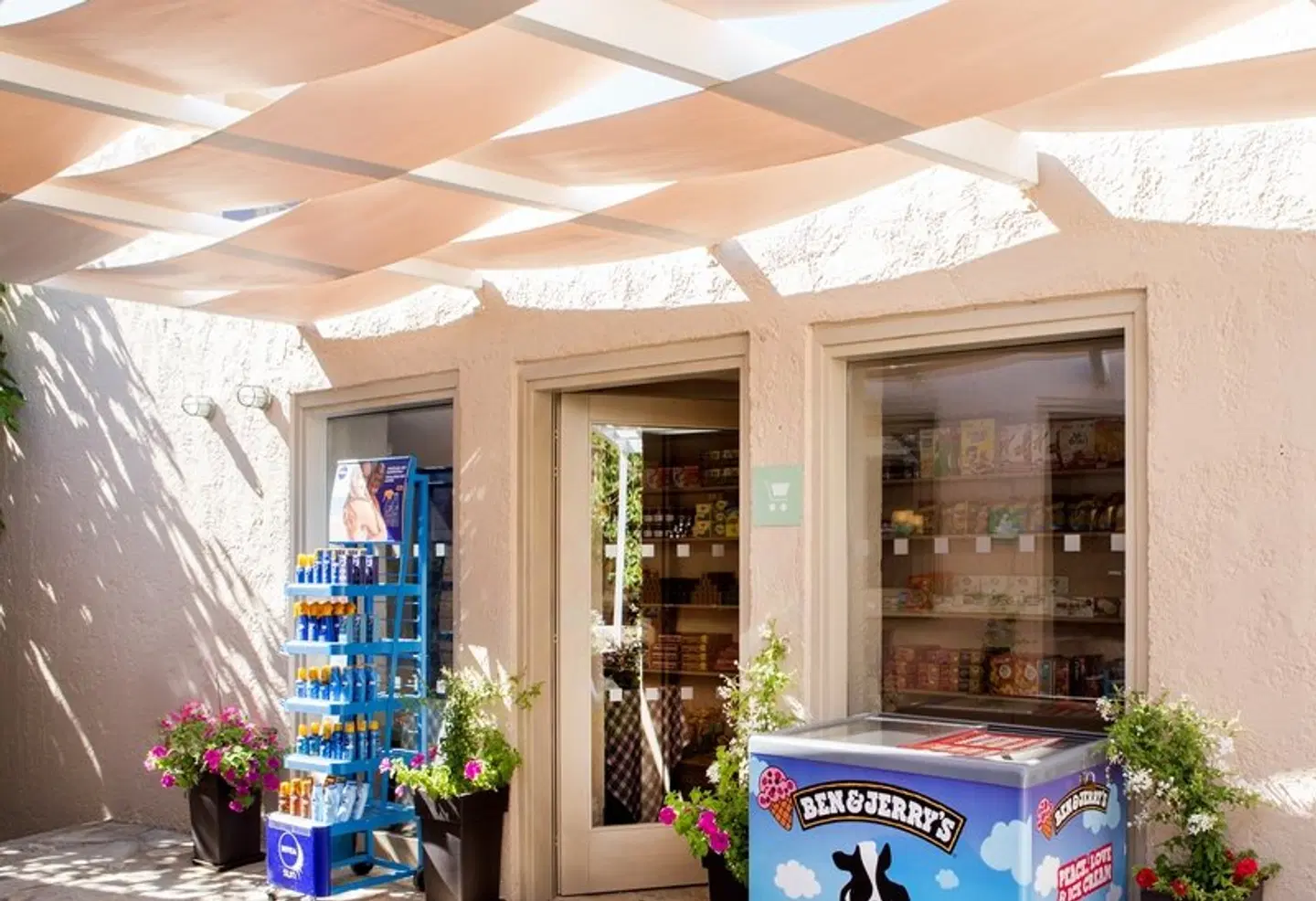 Sundance Apartments & Suites EXTERIOR