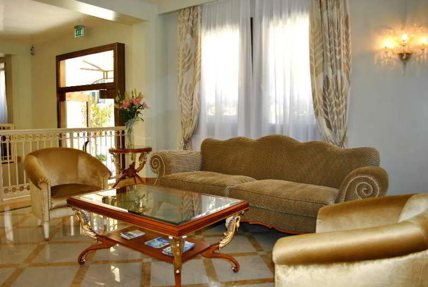 Carlton Capri ROOM_EXAMPLE