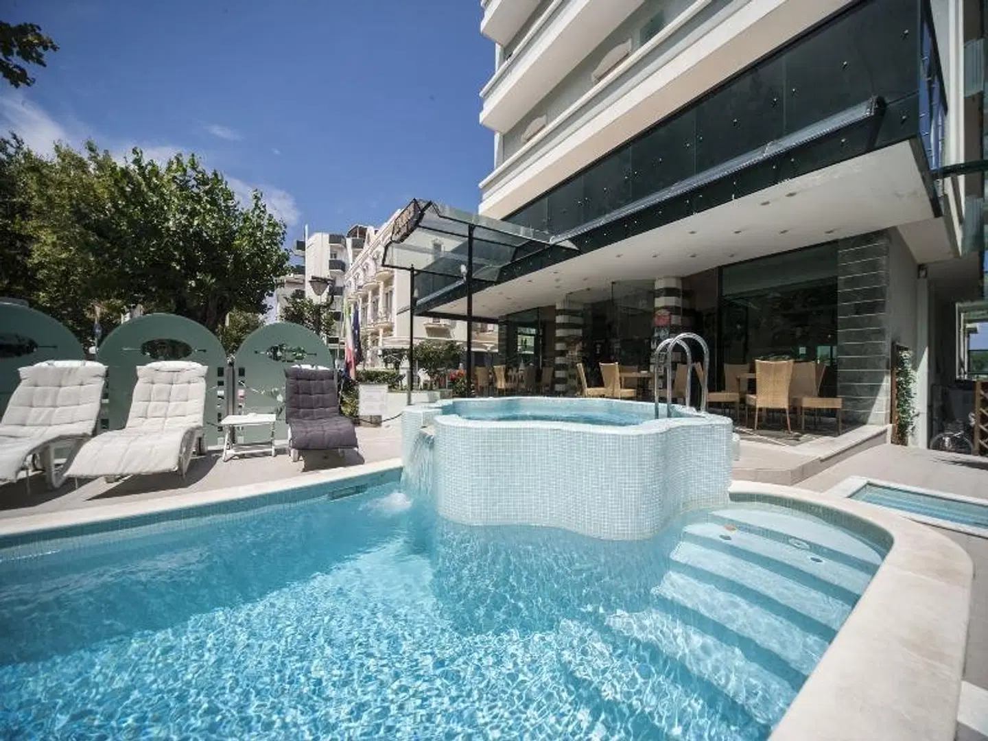 Levante OUTDOOR_POOL