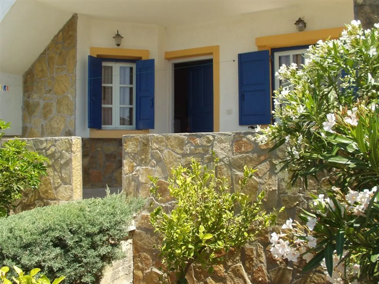 Eleni's Apartments EXTERIOR