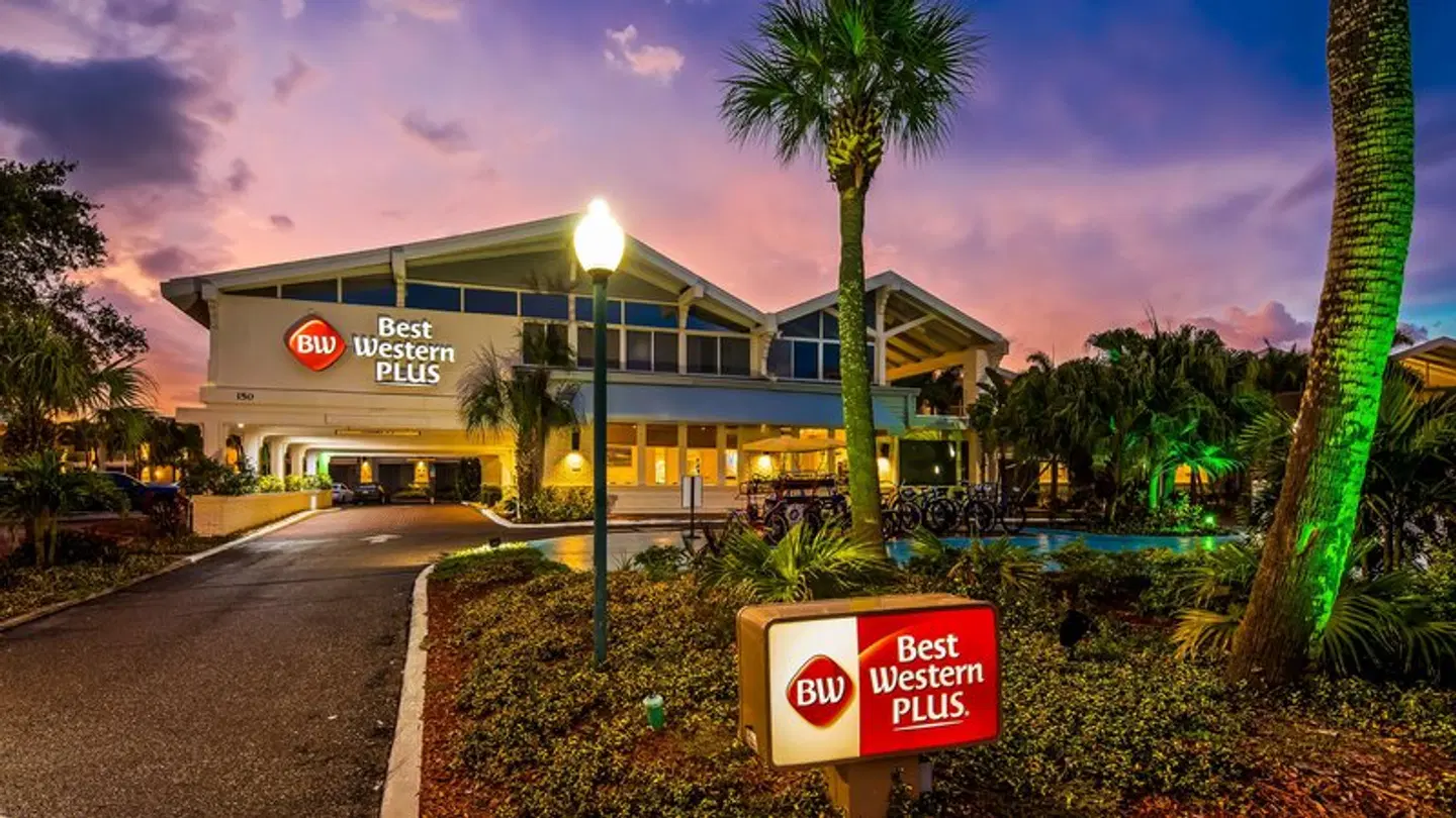 Best Western PLUS Yacht Harbour Inn EXTERIOR