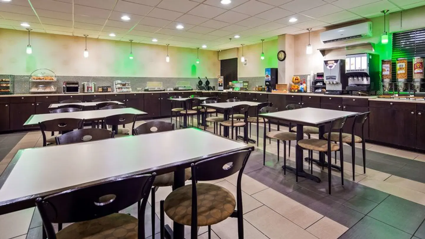 Best Western Plus Richmond Bar
