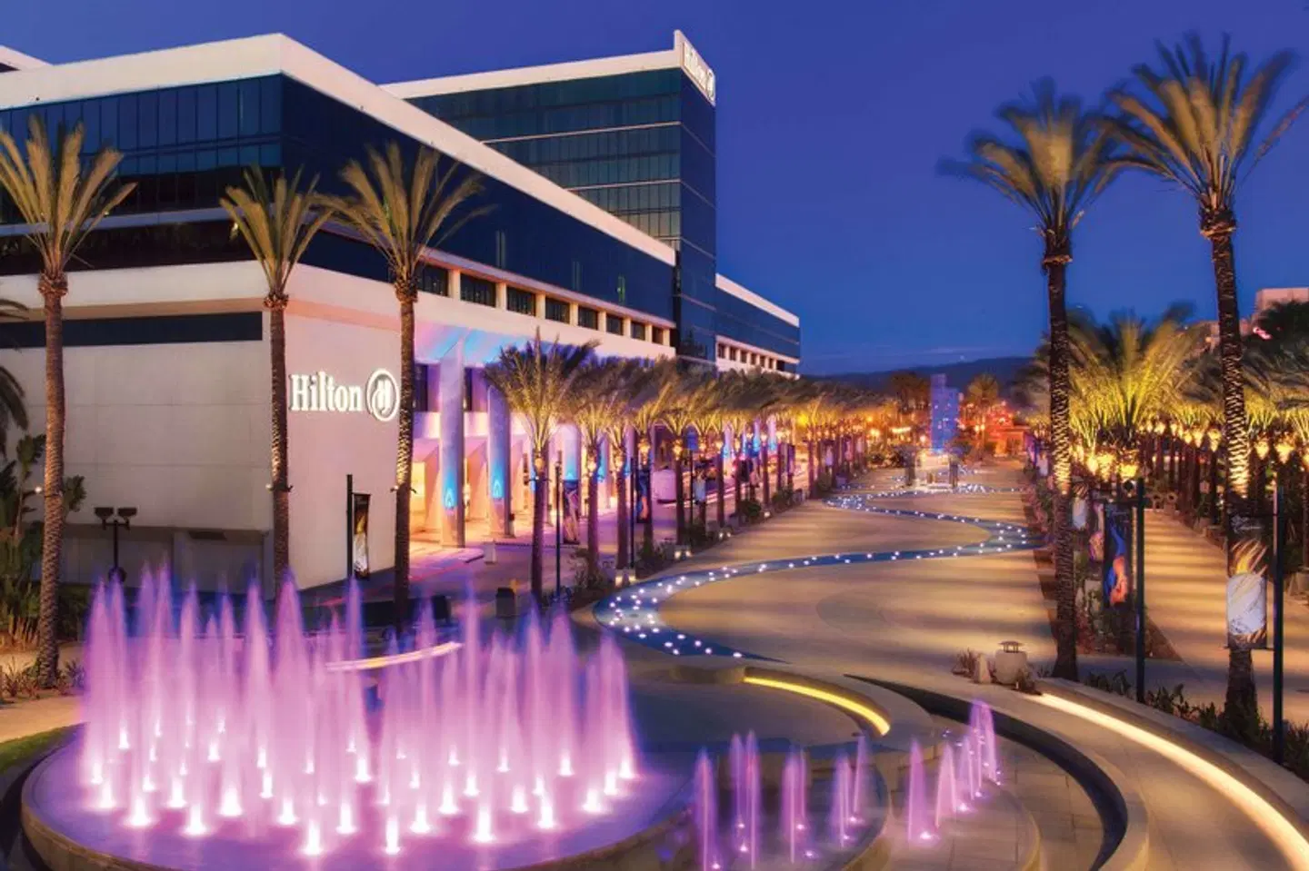 Hilton Anaheim OUTDOOR_POOL