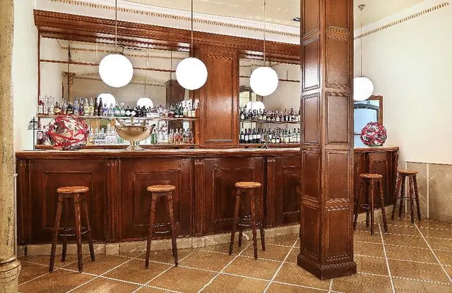 Astoria Bar