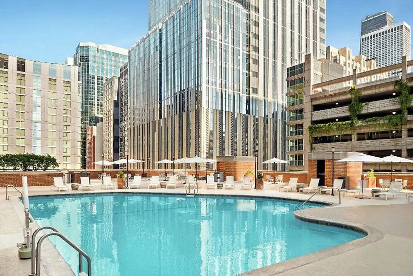 DoubleTree by Hilton Hotel Chicago - Magnificent Mile OUTDOOR_POOL