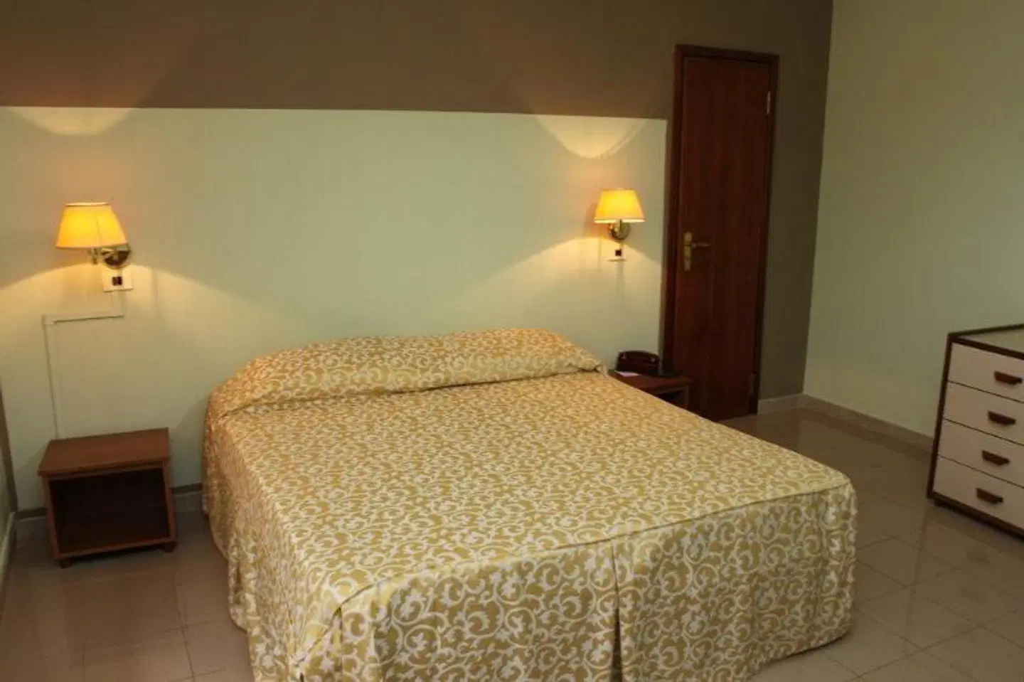 Plaza ROOM_EXAMPLE
