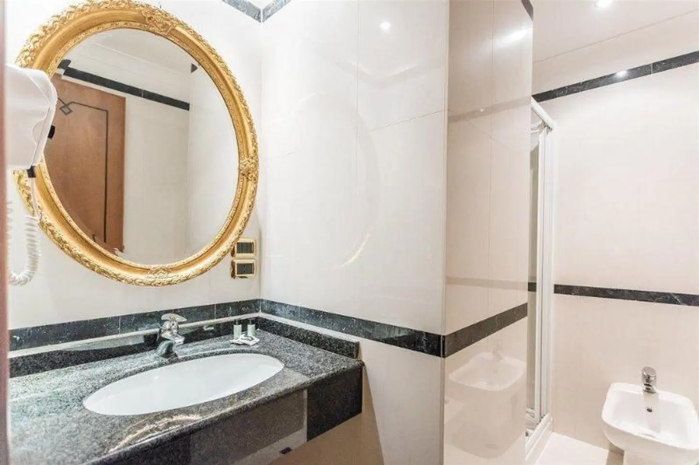 Raeli Hotel Regio Badezimmer