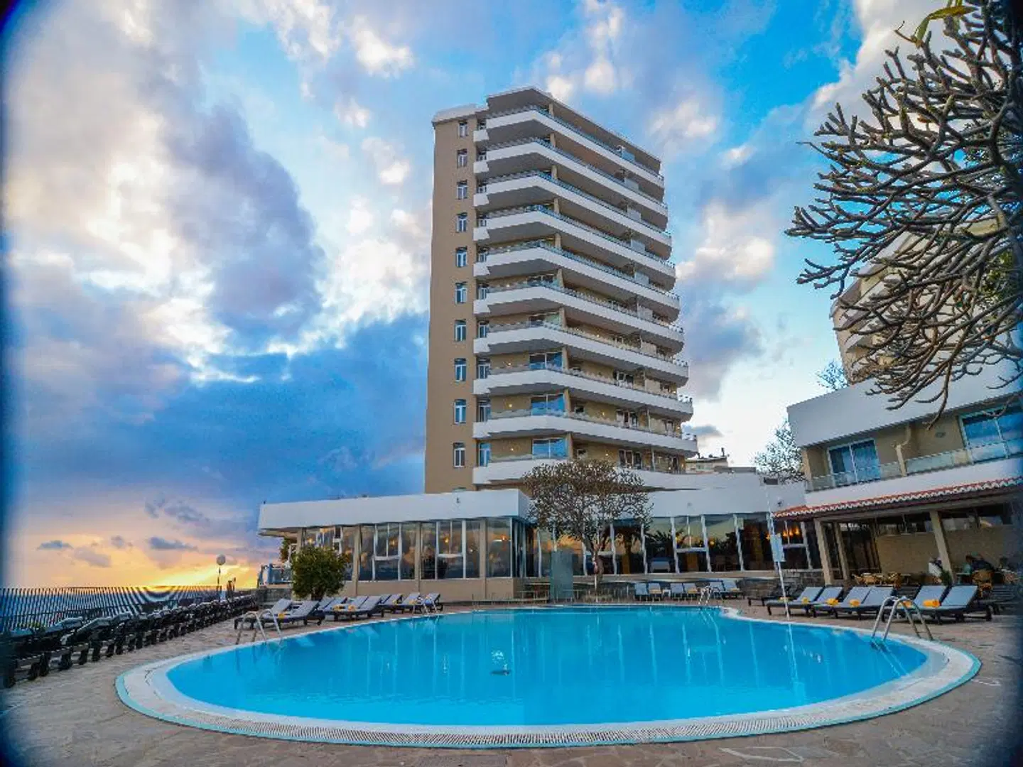 Duas Torres OUTDOOR_POOL