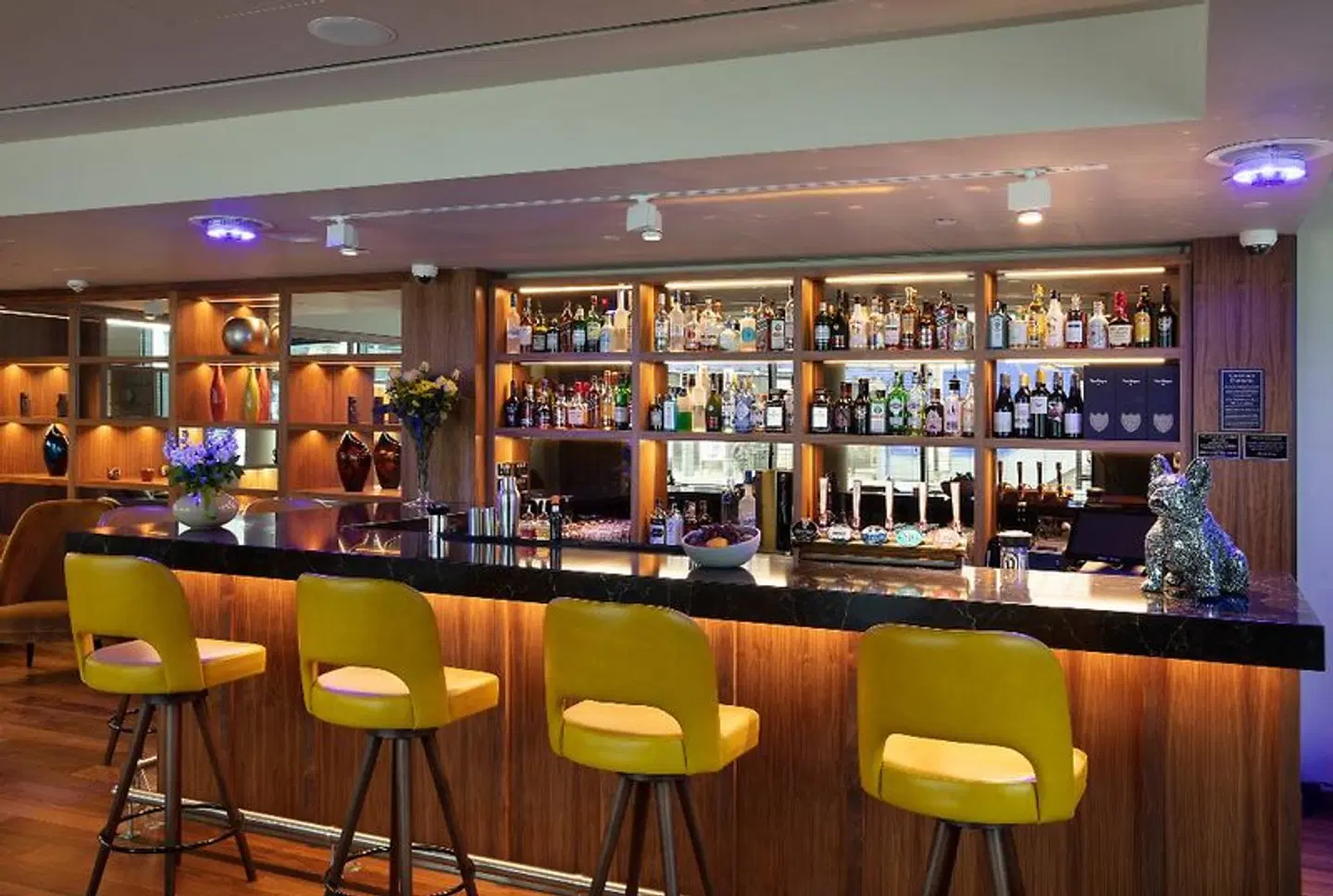 Tower Suites by Blue Orchid Hotels Bar