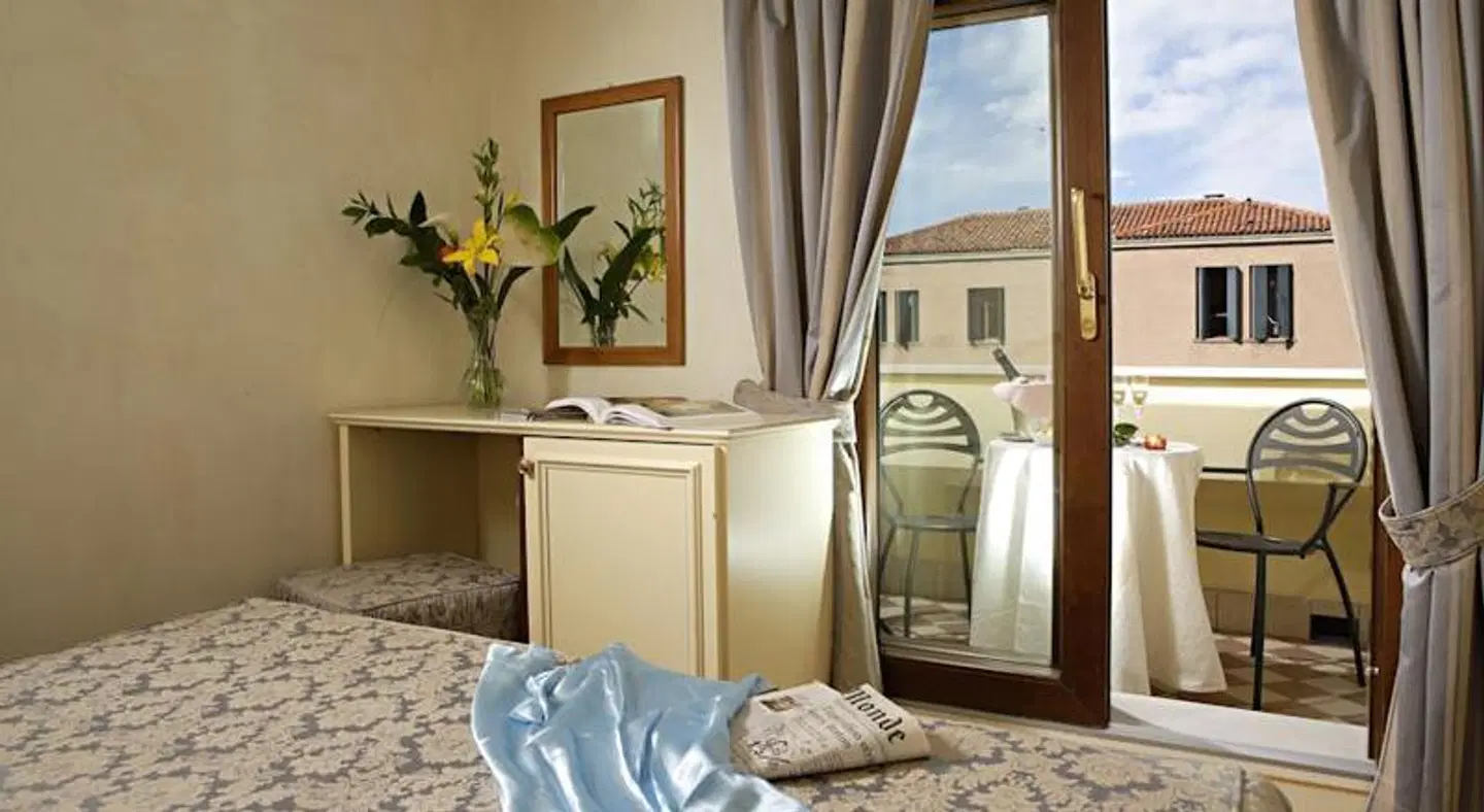 Carlton Capri ROOM_EXAMPLE