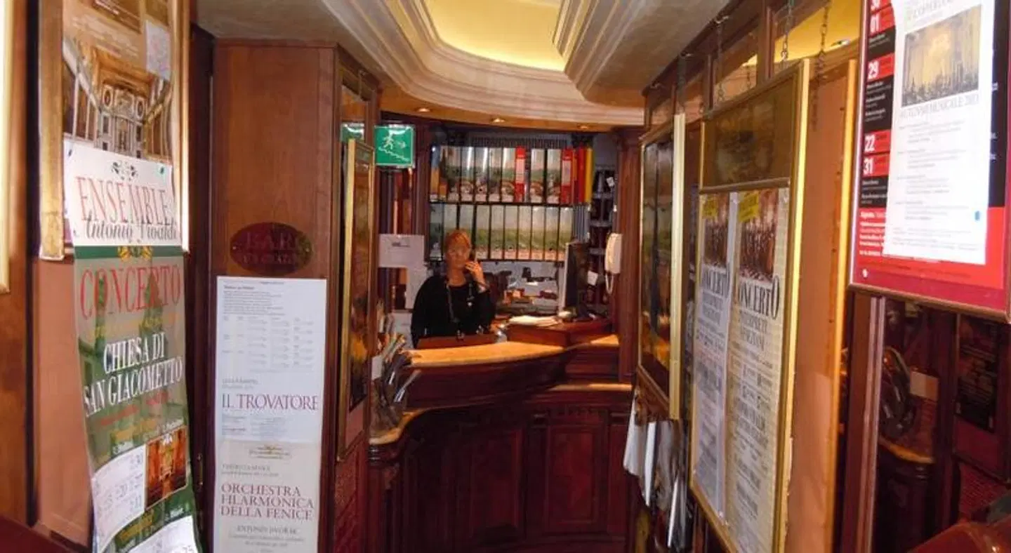 Lux Bar
