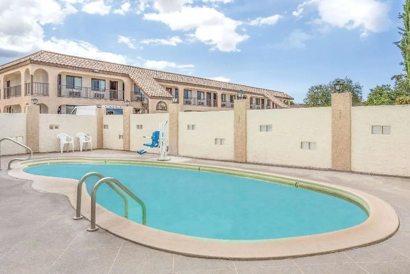 Days Inn by Wyndham Kingman East OUTDOOR_POOL