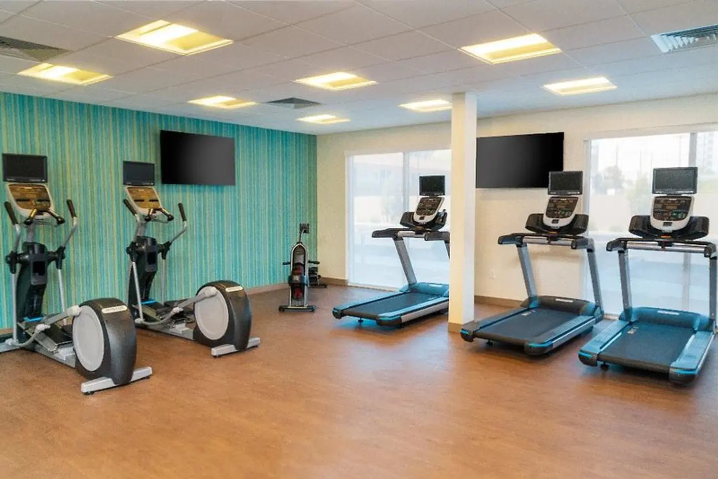 Holiday Inn Express & Suites Las Vegas - E Tropicana by IHG SPORTS_AND_LEISURE