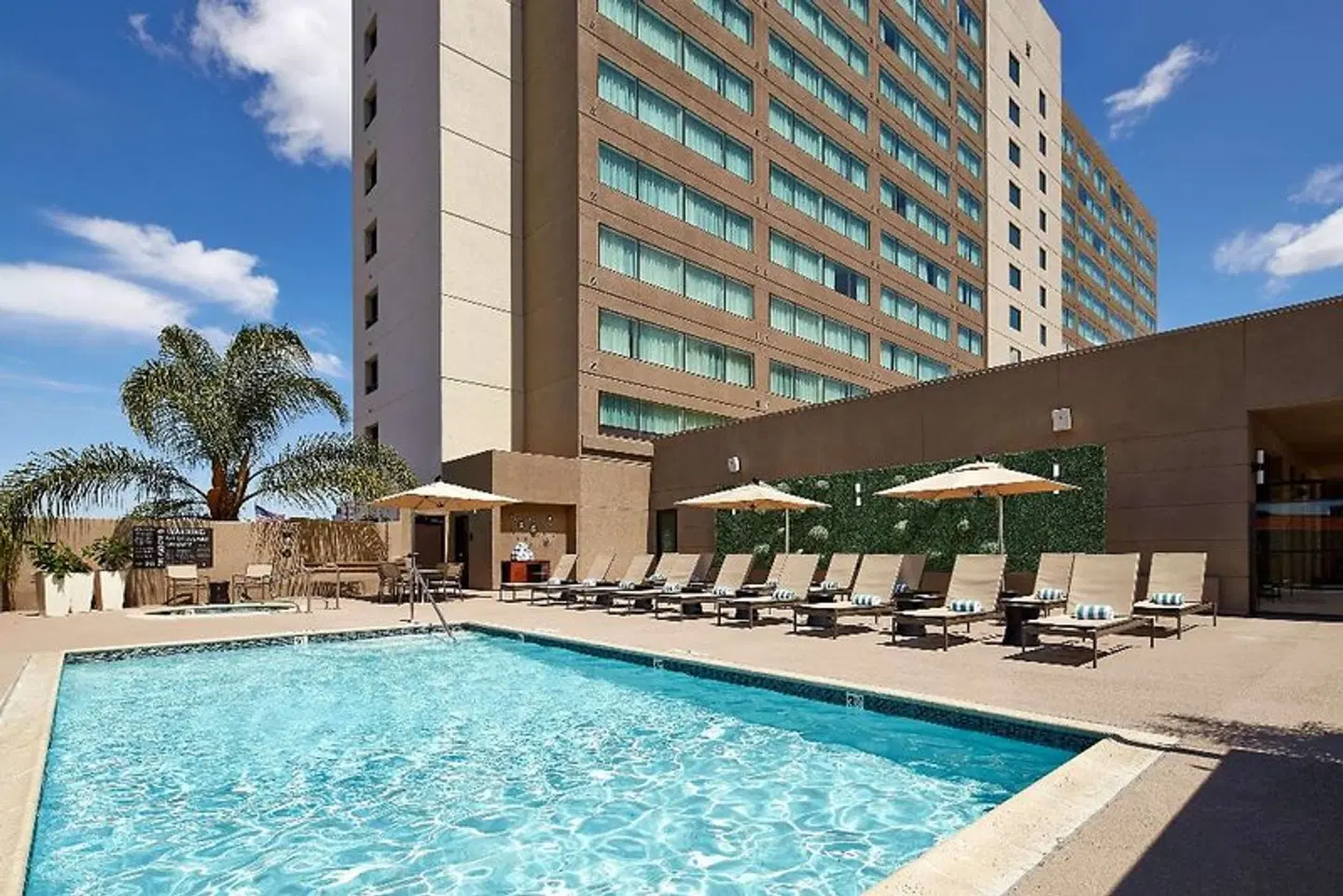 Hilton San Diego Mission Valley OUTDOOR_POOL