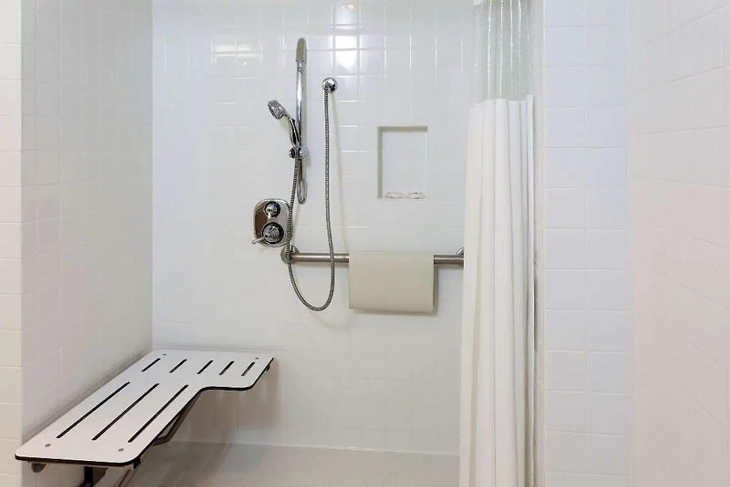Ramada Plaza West Hollywood Hotel and Suites Badezimmer