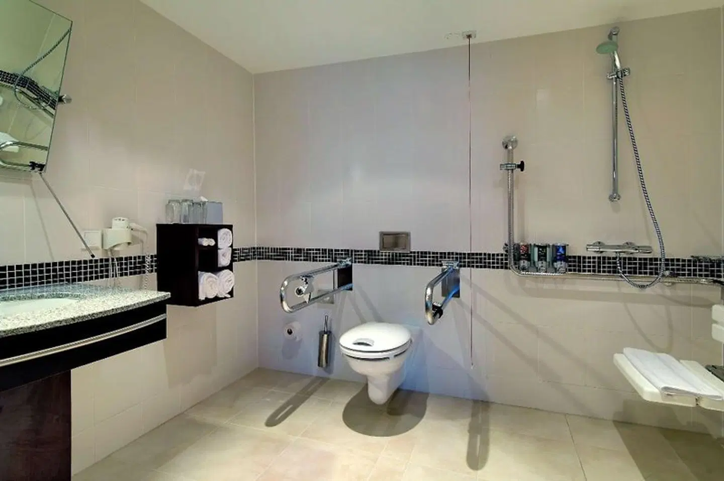 Hampton by Hilton Berlin City West Badezimmer