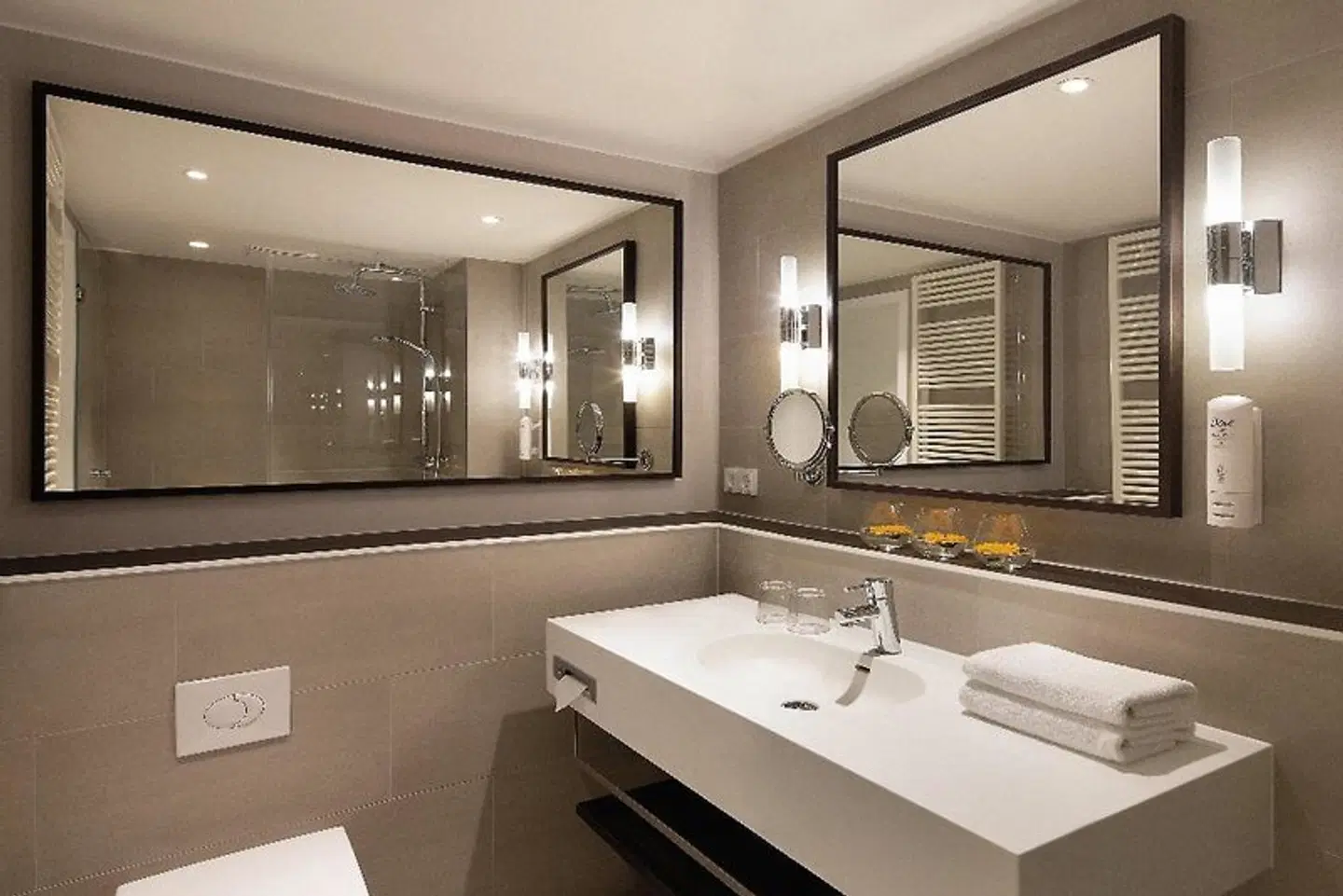 Holiday Inn Berlin City Centre East Prenzlauer Allee Badezimmer