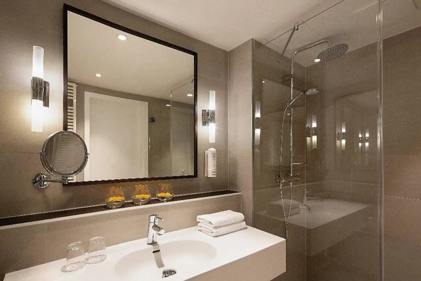 Holiday Inn Berlin City Centre East Prenzlauer Allee Badezimmer