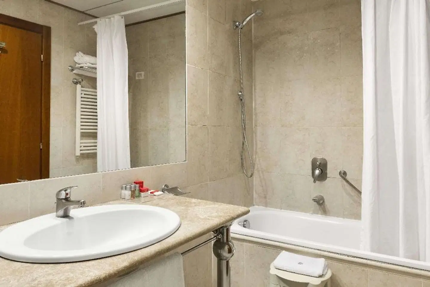 Ramada Naples Badezimmer