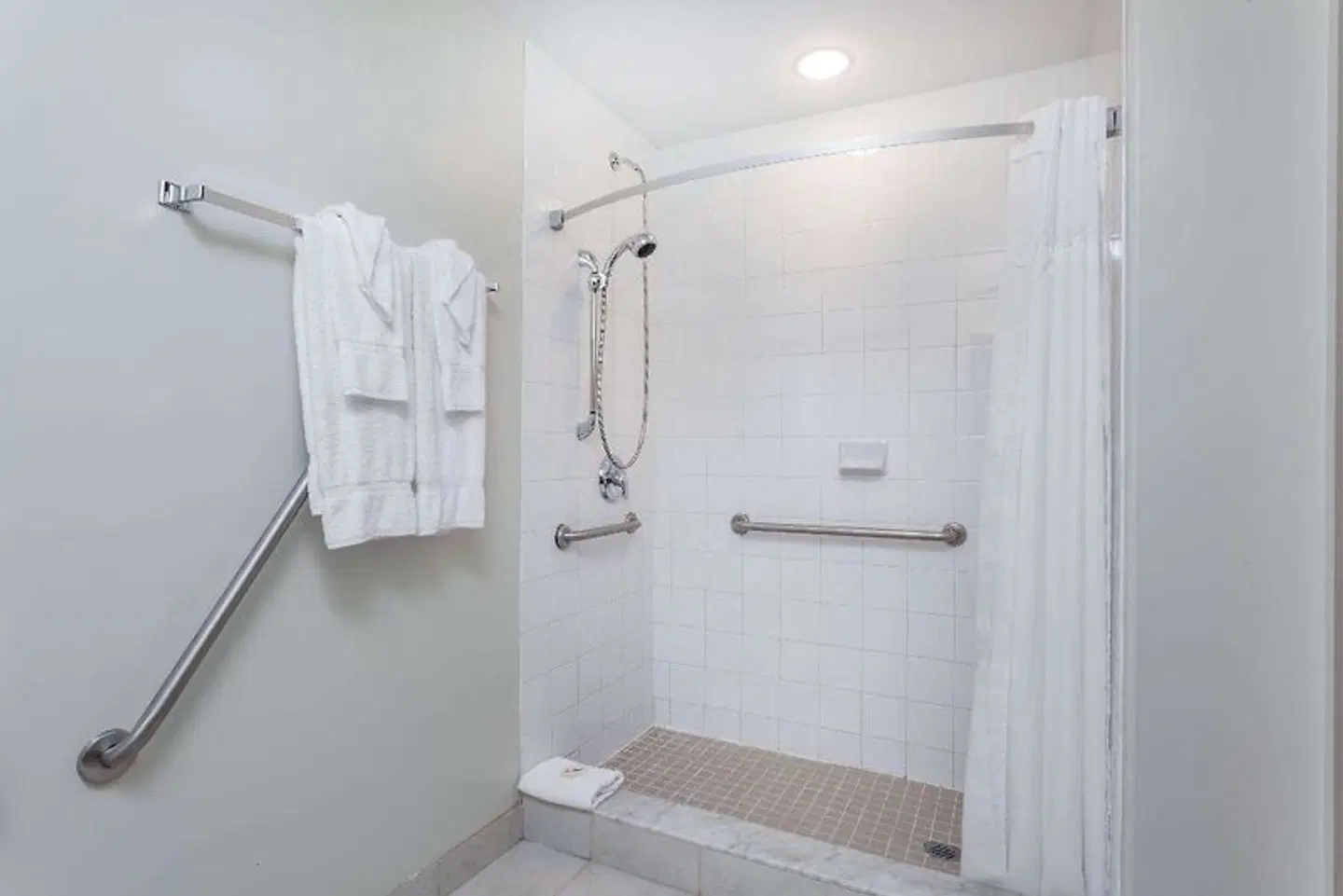Super 8 Peterborough Badezimmer