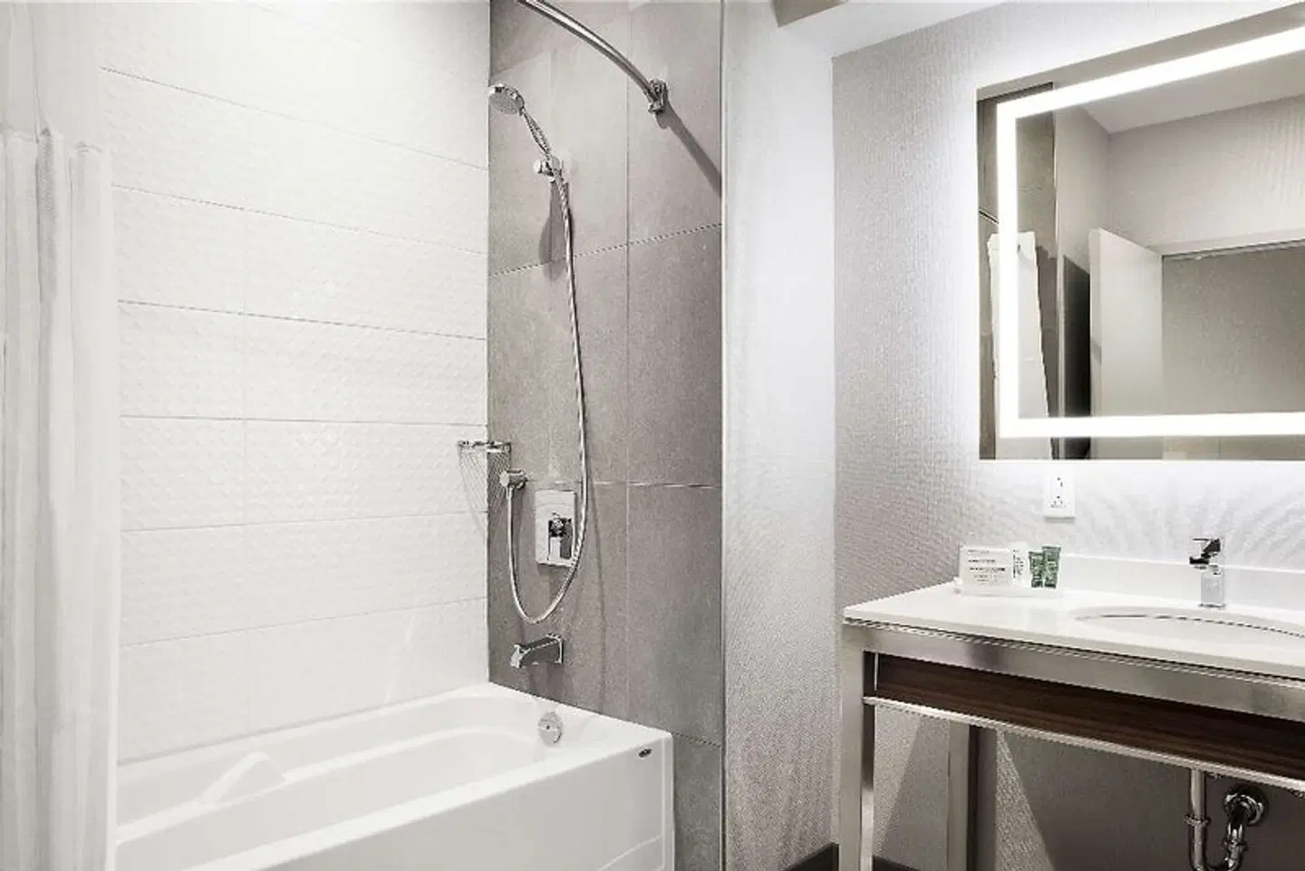 Ômage Hotel, Montreal Laval, a Tribute Portfolio Hotel Badezimmer