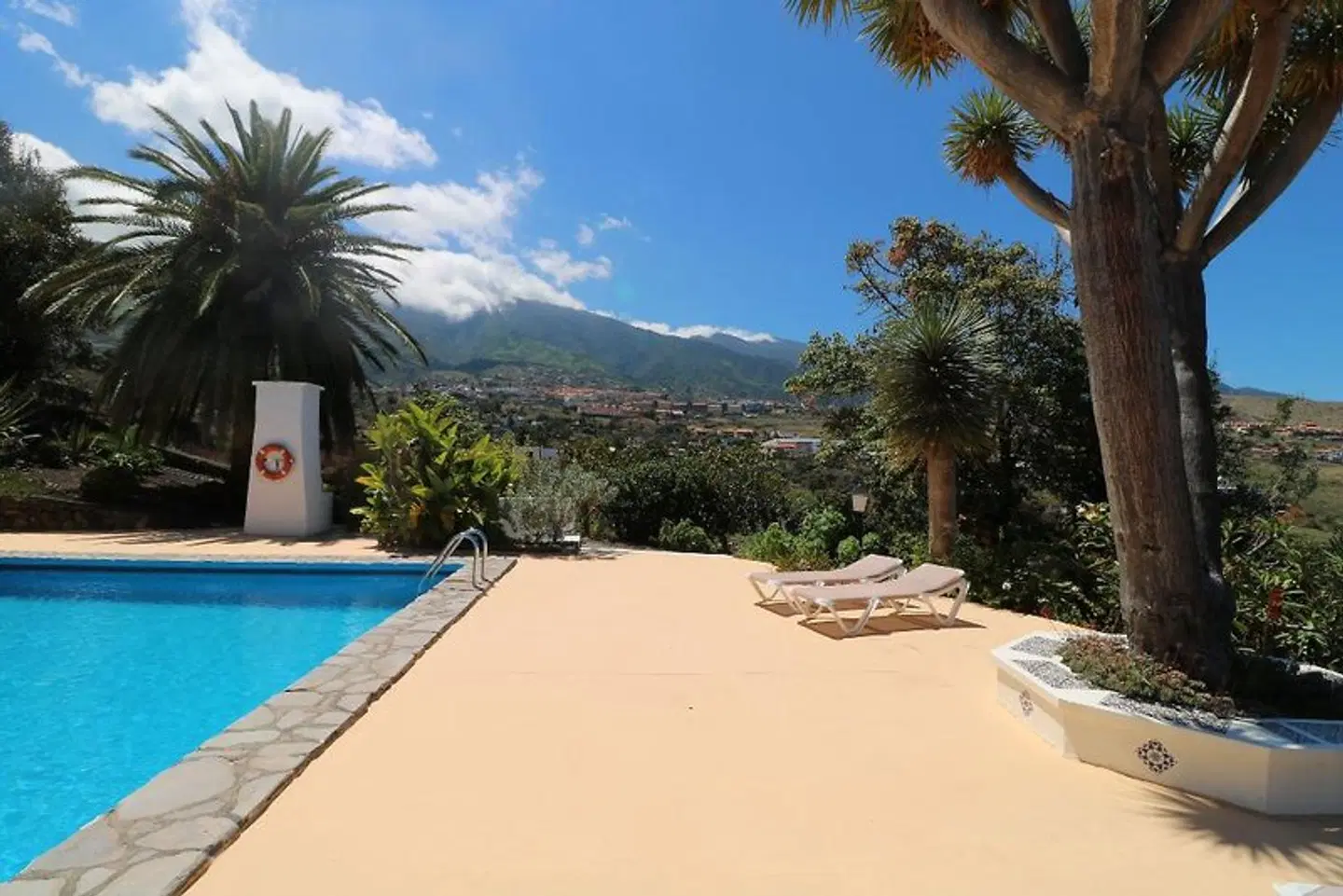 Apartamentos Miranda OUTDOOR_POOL