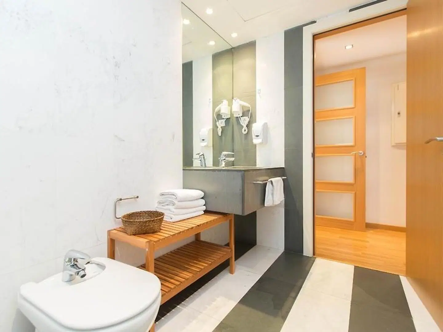 AinB Sagrada Familia Apartments Badezimmer