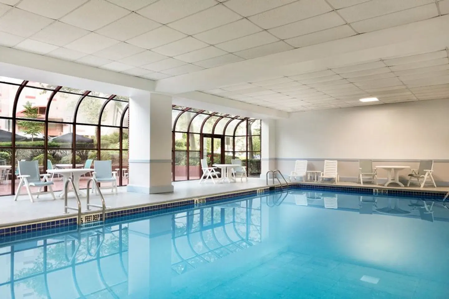 DoubleTree by Hilton New York LaGuardia Airport Hallenbad