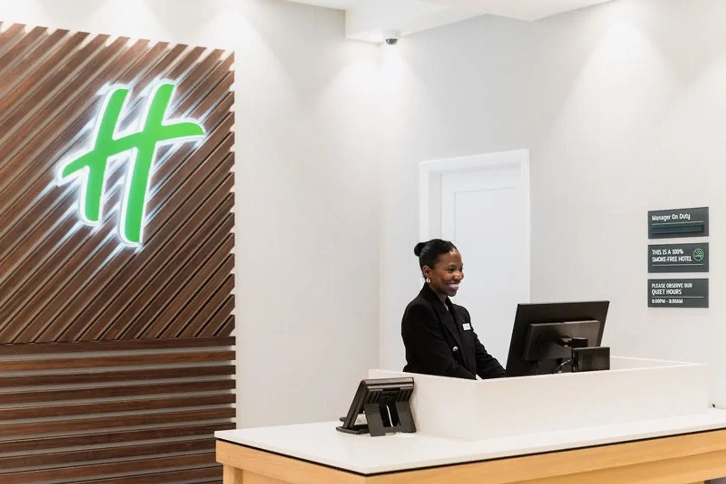 Holiday Inn Newark International Airport by IHG LOUNGE_LOBBY