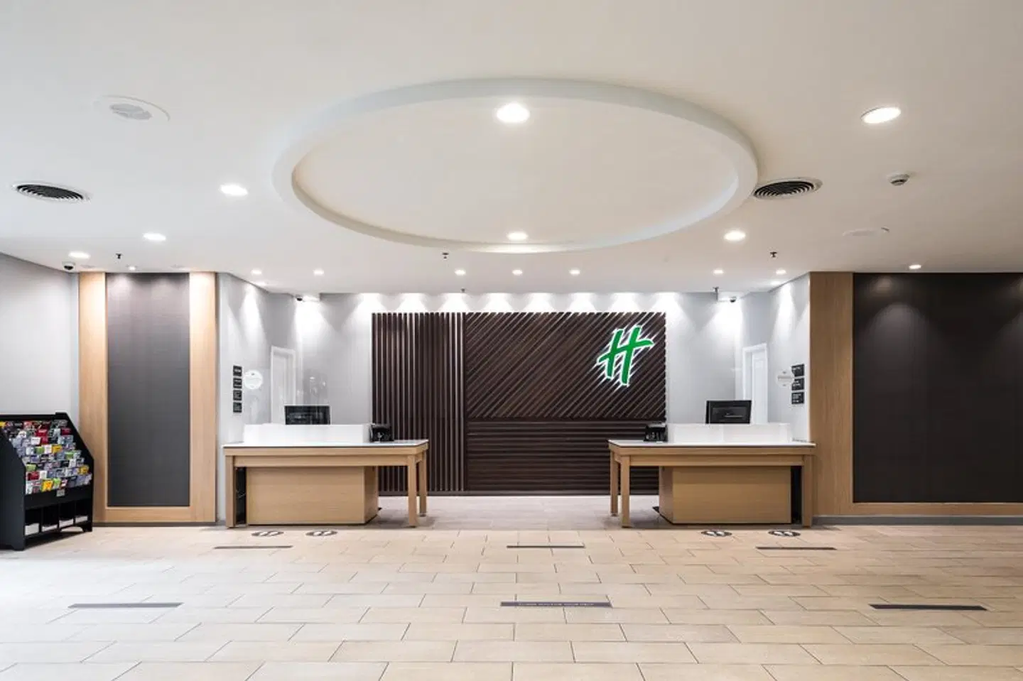 Holiday Inn Newark International Airport by IHG LOUNGE_LOBBY