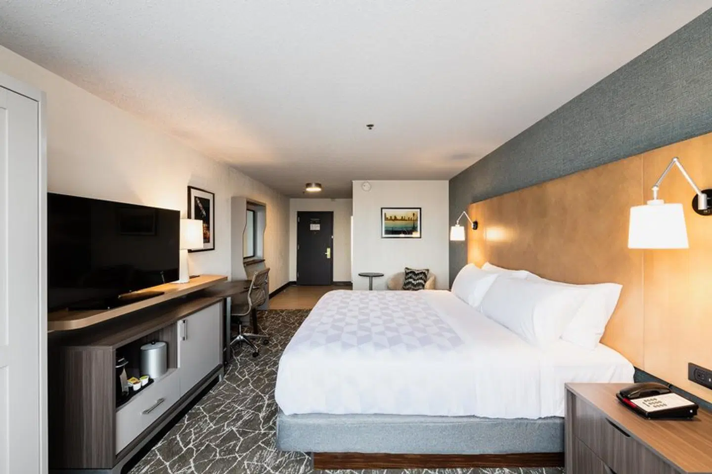 Holiday Inn Newark International Airport by IHG ROOM_EXAMPLE