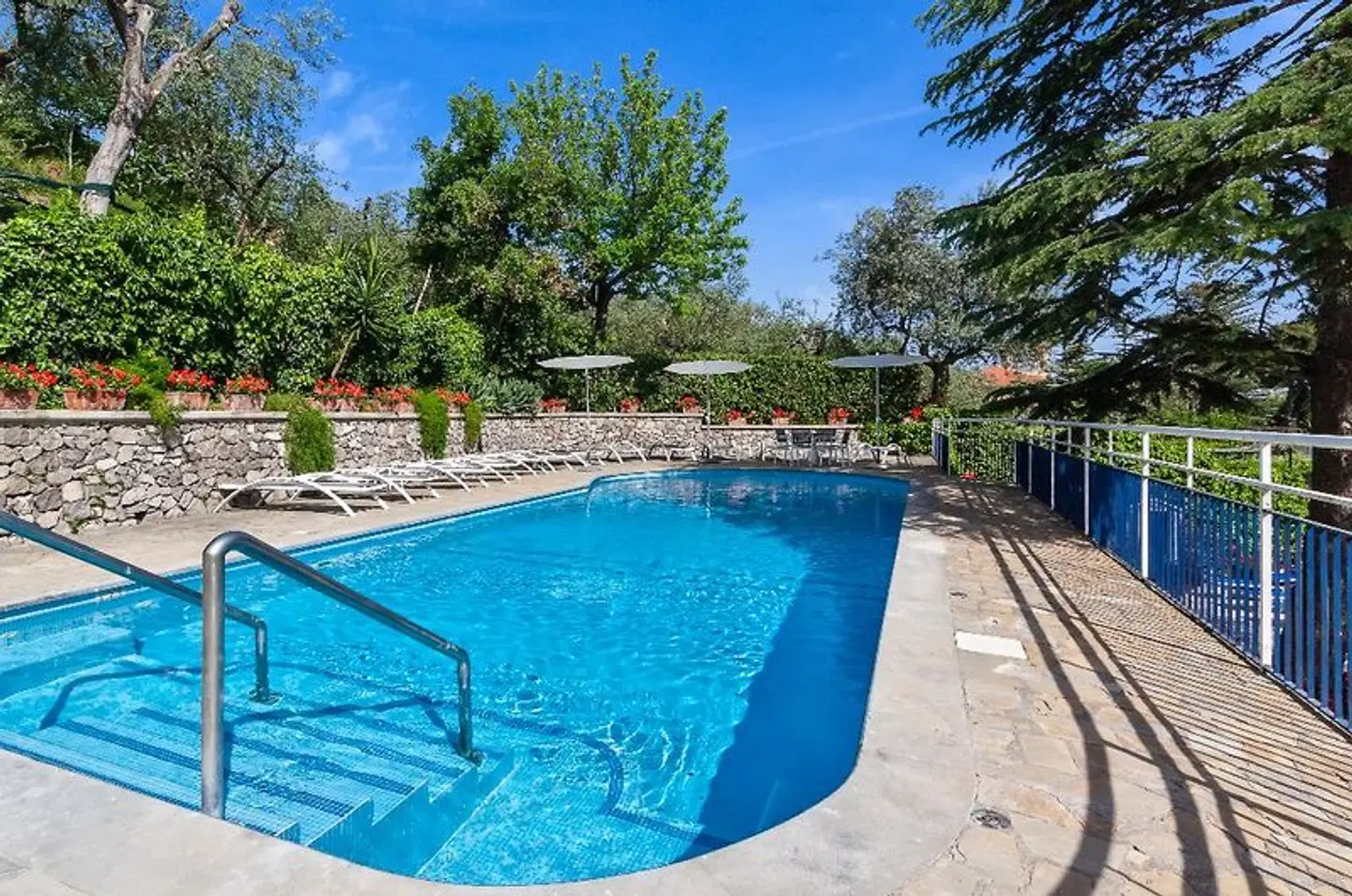 Metropole OUTDOOR_POOL