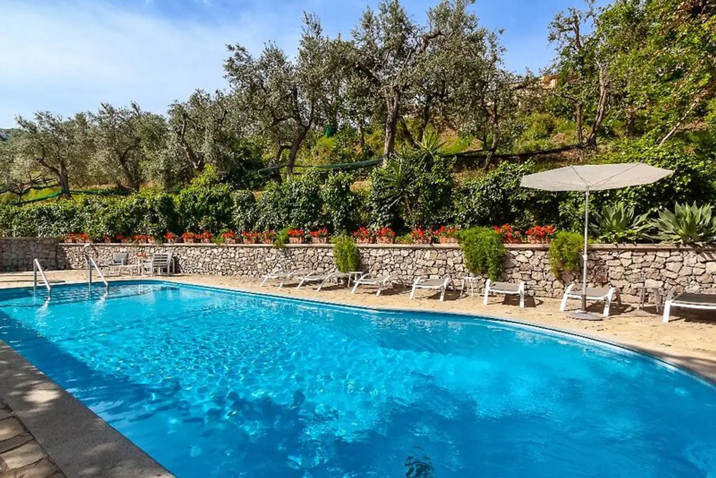 Metropole OUTDOOR_POOL