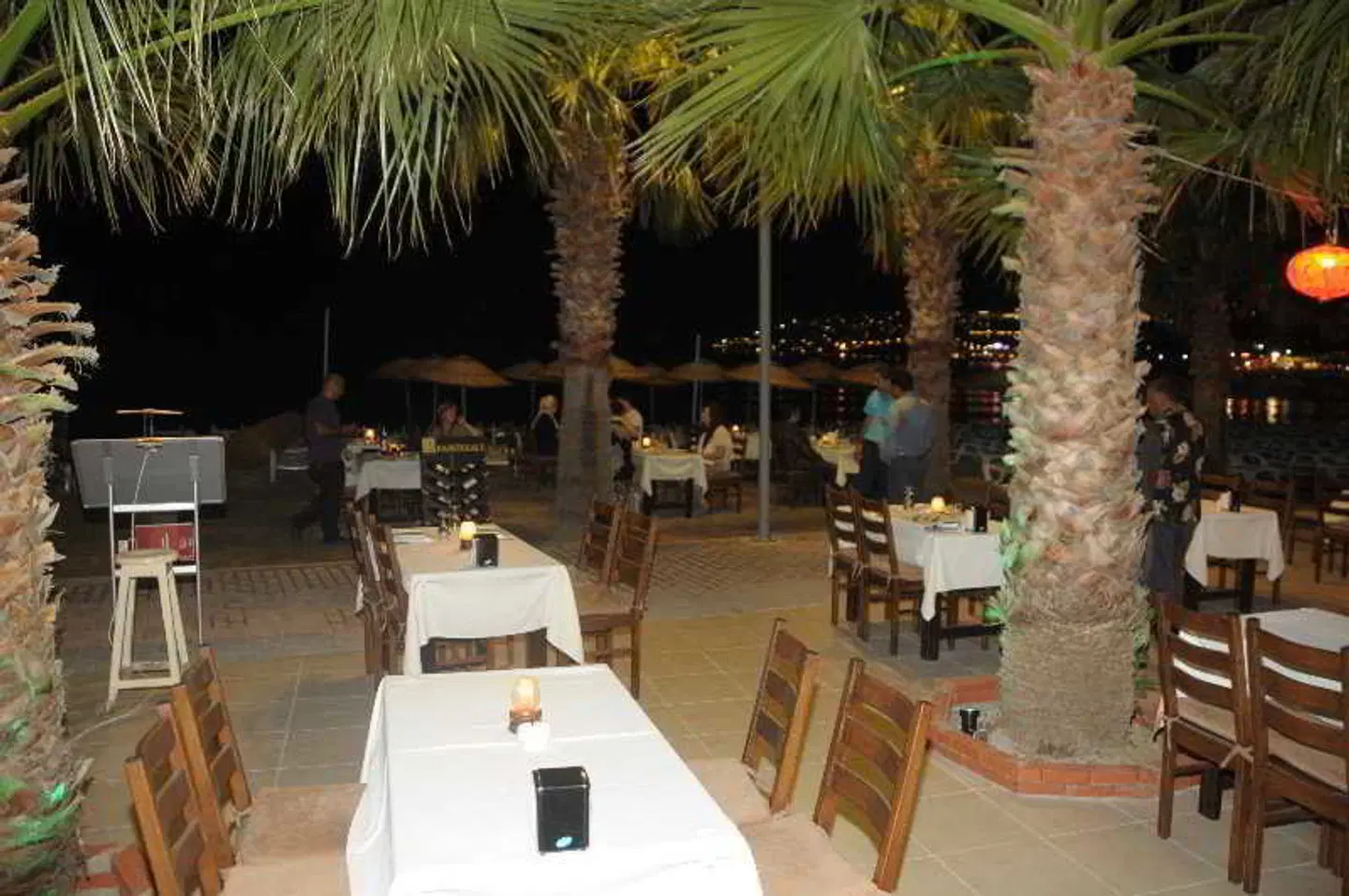 Nagi Beach Hotel Terrasse