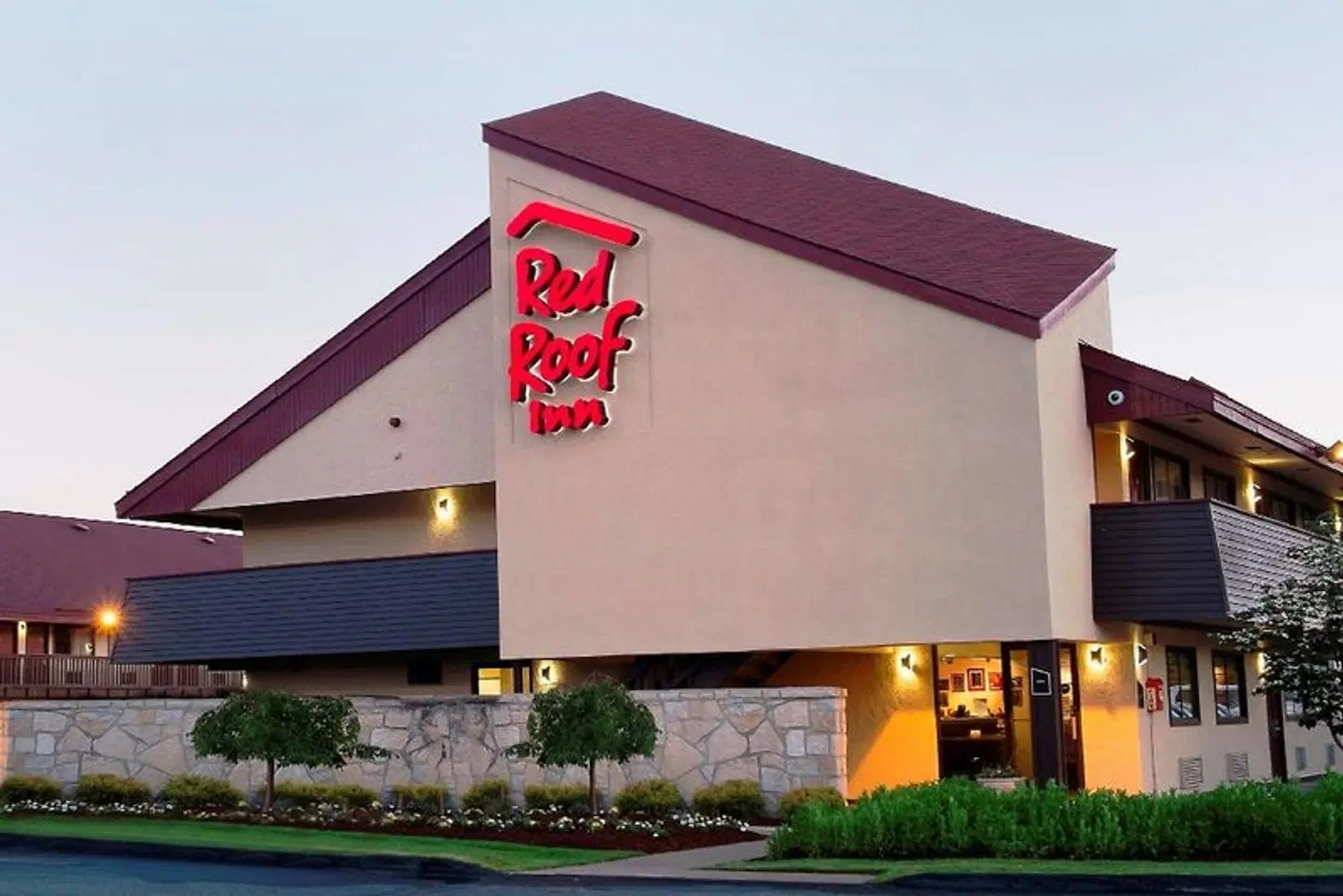 Red Roof Inn Edison EXTERIOR