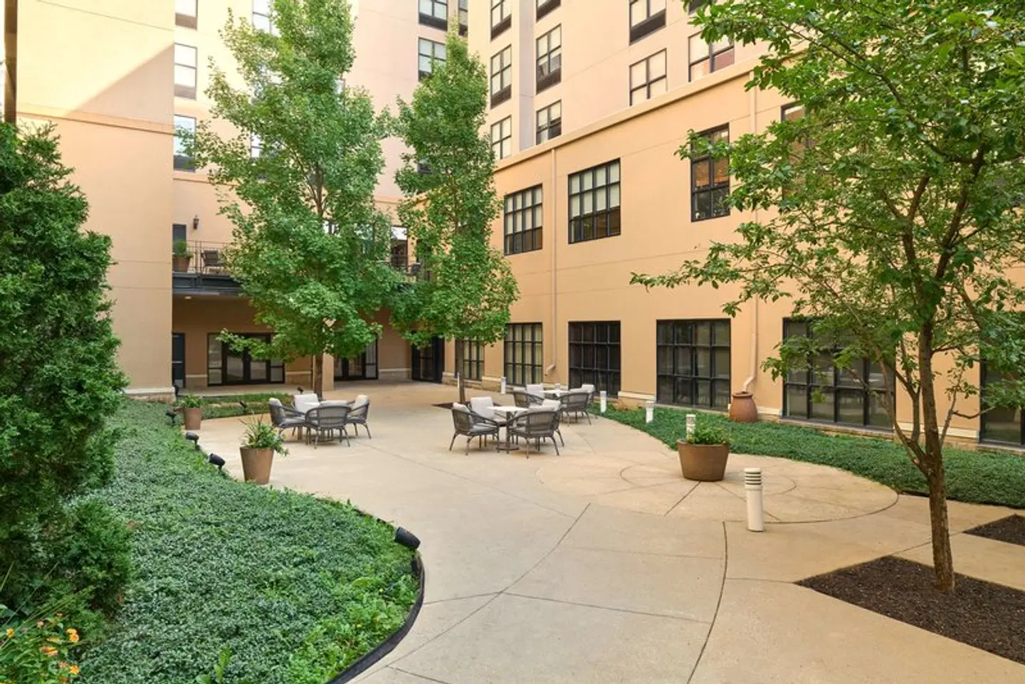 Hilton Garden Inn Bloomington EXTERIOR