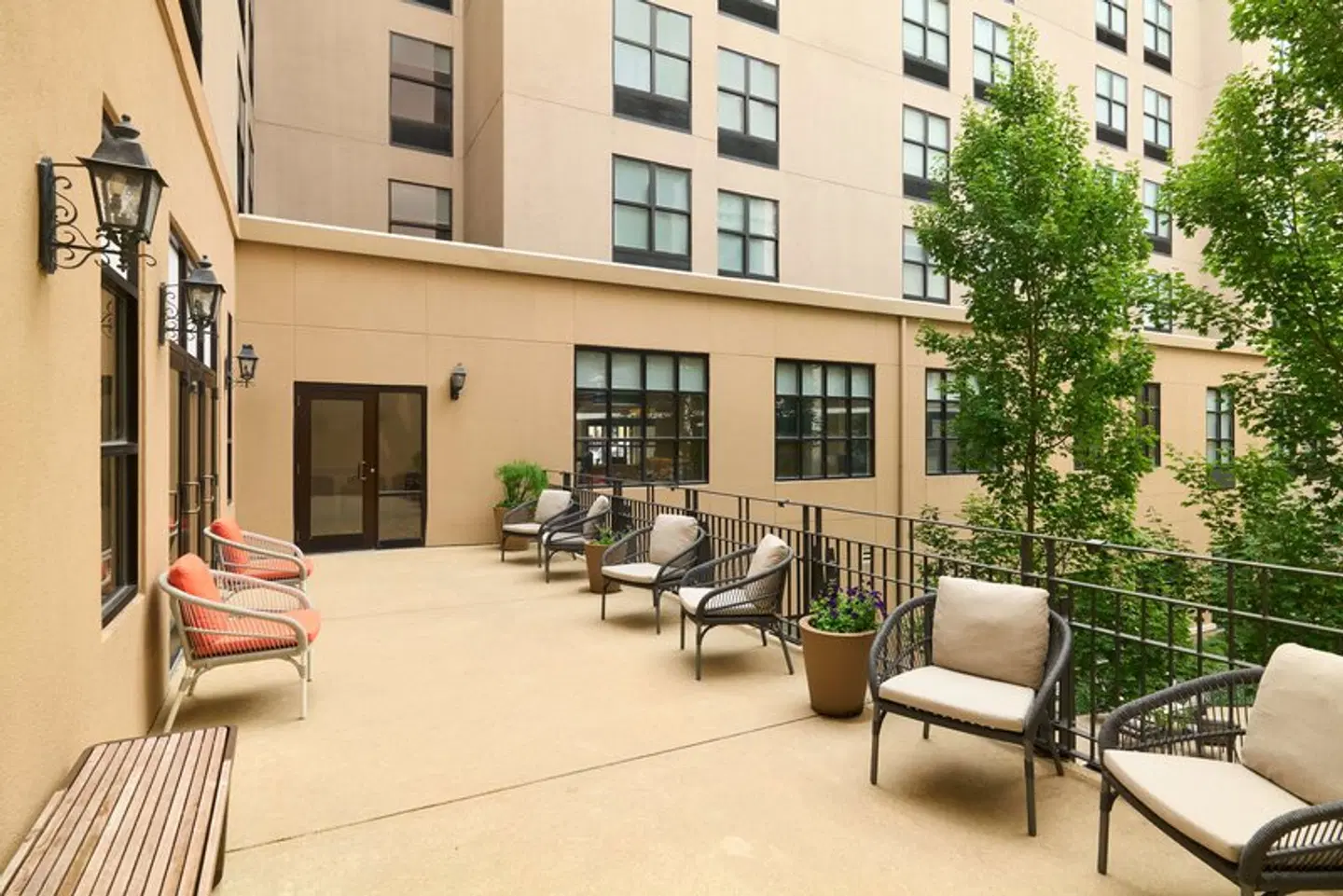Hilton Garden Inn Bloomington EXTERIOR