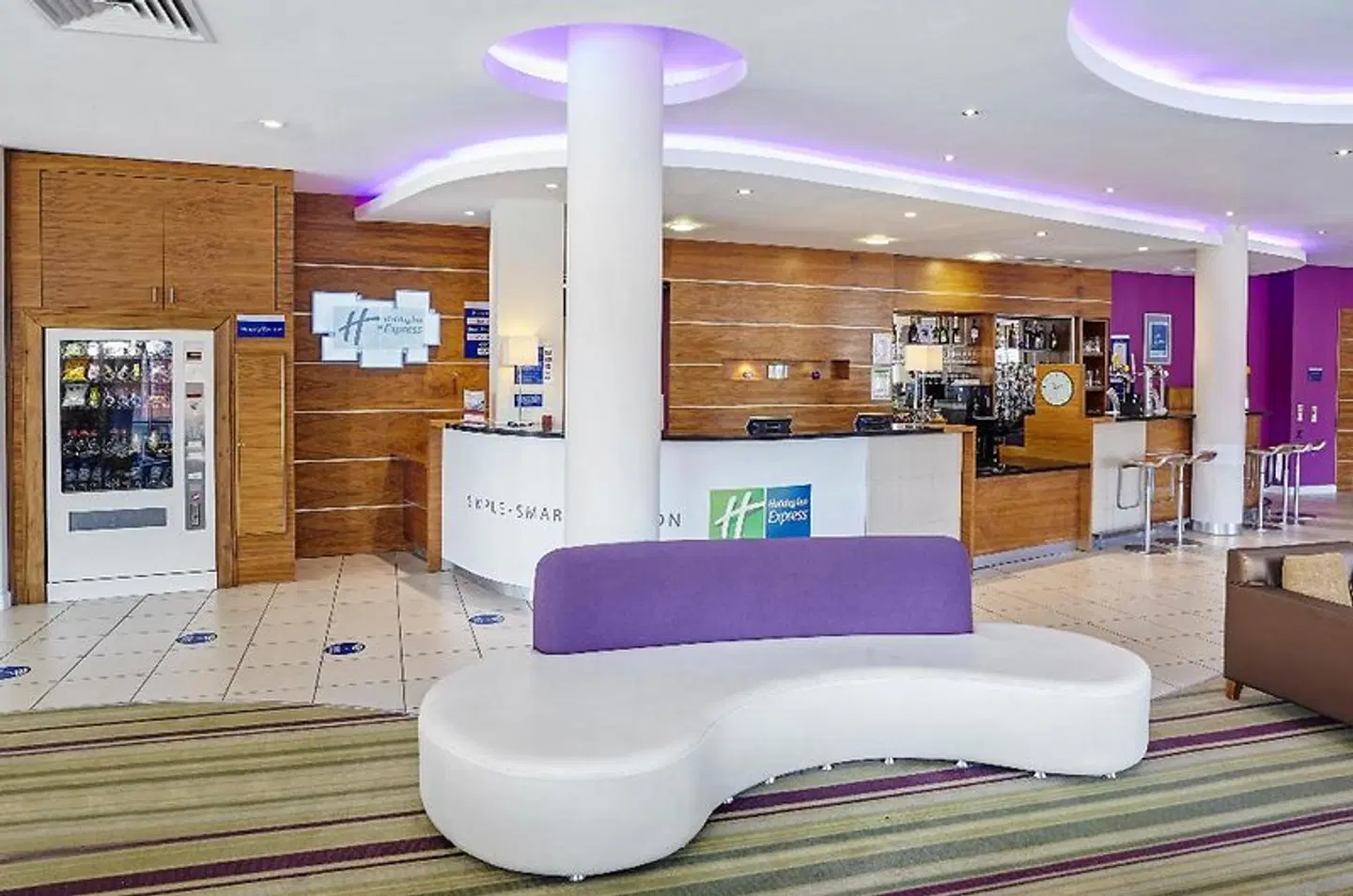 Holiday Inn Express London - Newbury Park LOUNGE_LOBBY