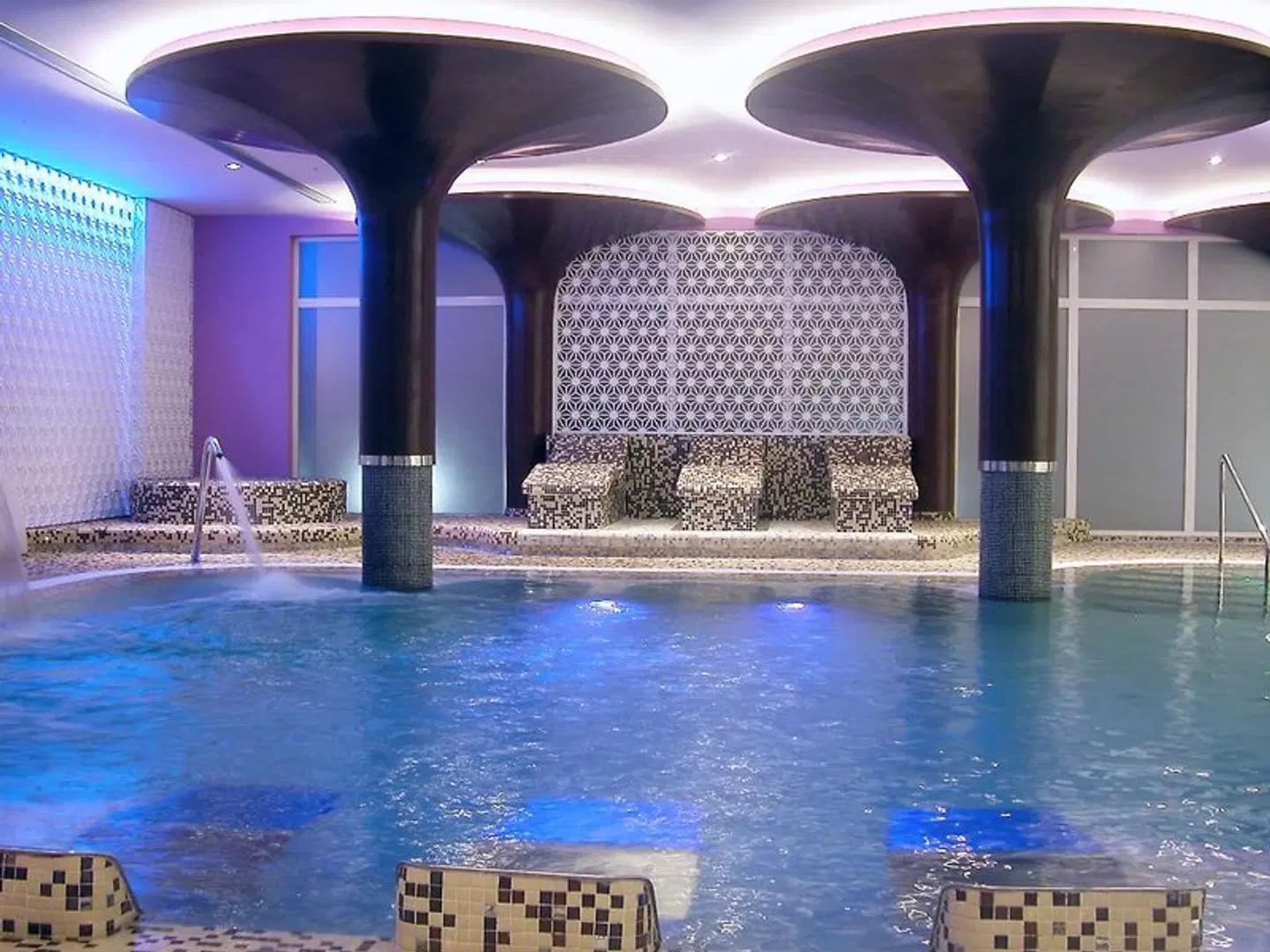 Beatriz Albacete OUTDOOR_POOL
